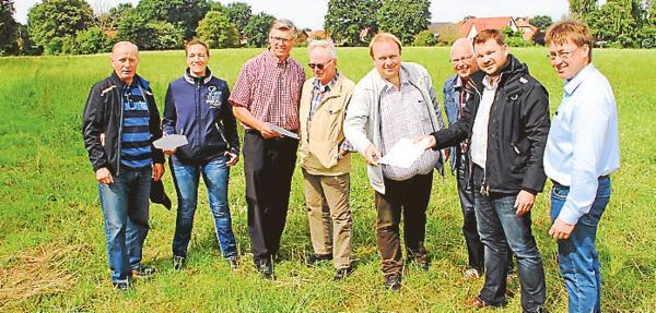 Schauten sich das geplante Baugebiet an der Wilhelmstraße an: CDU-Politiker, Vertreter des Gewerbevereins und Landtagsabgeordneter Ansgar Focke (2. v. rechts). Schauten sich das geplante Baugebiet an der Wilhelmstraße an: CDU-Politiker, Vertreter des Gewerbevereins und Landtagsabgeordneter Ansgar Focke (2. v. rechts).