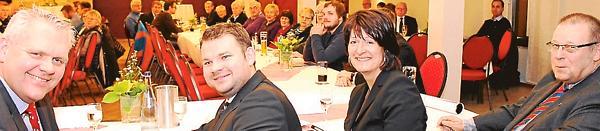 Diskutierten mit ihren Zuhörern über die Flüchtlingspolitik: die CDU-Politiker Björn Thümler, Ansgar Focke, Astrid Grotelüschen und Bernhard Collin (von links). Diskutierten mit ihren Zuhörern über die Flüchtlingspolitik: die CDU-Politiker Björn Thümler, Ansgar Focke, Astrid Grotelüschen und Bernhard Collin (von links).