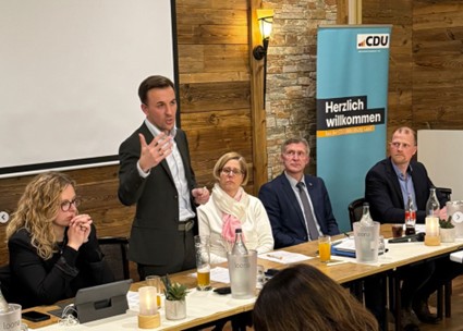 Der Kreisvorsitzende Bastian Ernst MdB auf dem Kreisparteitag. 